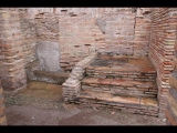 07449 ostia - regio iv - insula ii - caupona del pavone (iv,ii,6) (via della caupona - li seite) - korridor i - treppe re - 01-2024.jpg